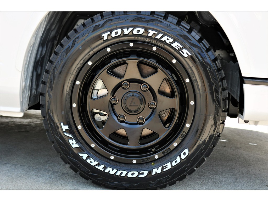 足元にはレオウィング１６インチＡＷにＴＯＹＯオープンカントリーＲ／Ｔタイヤをチョイス！！