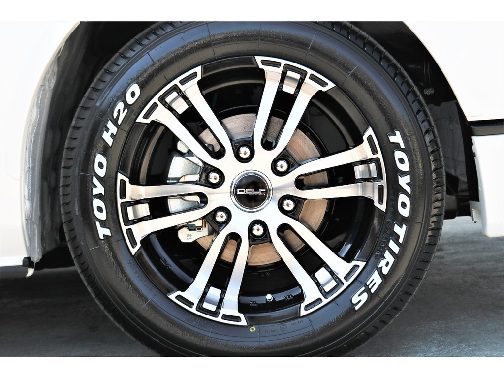 足元にはオリジナルＤＥＬＦ０２ １７インチアルミにＴＯＹＯ Ｈ２０タイヤをチョイス！！