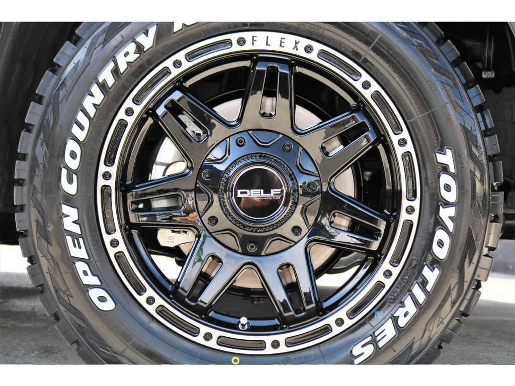 足元にはオリジナルＤＥＬＦ０４ １６インチＡＷにＴＯＹＯオープンカントリーＲ／Ｔタイヤをチョイス！！