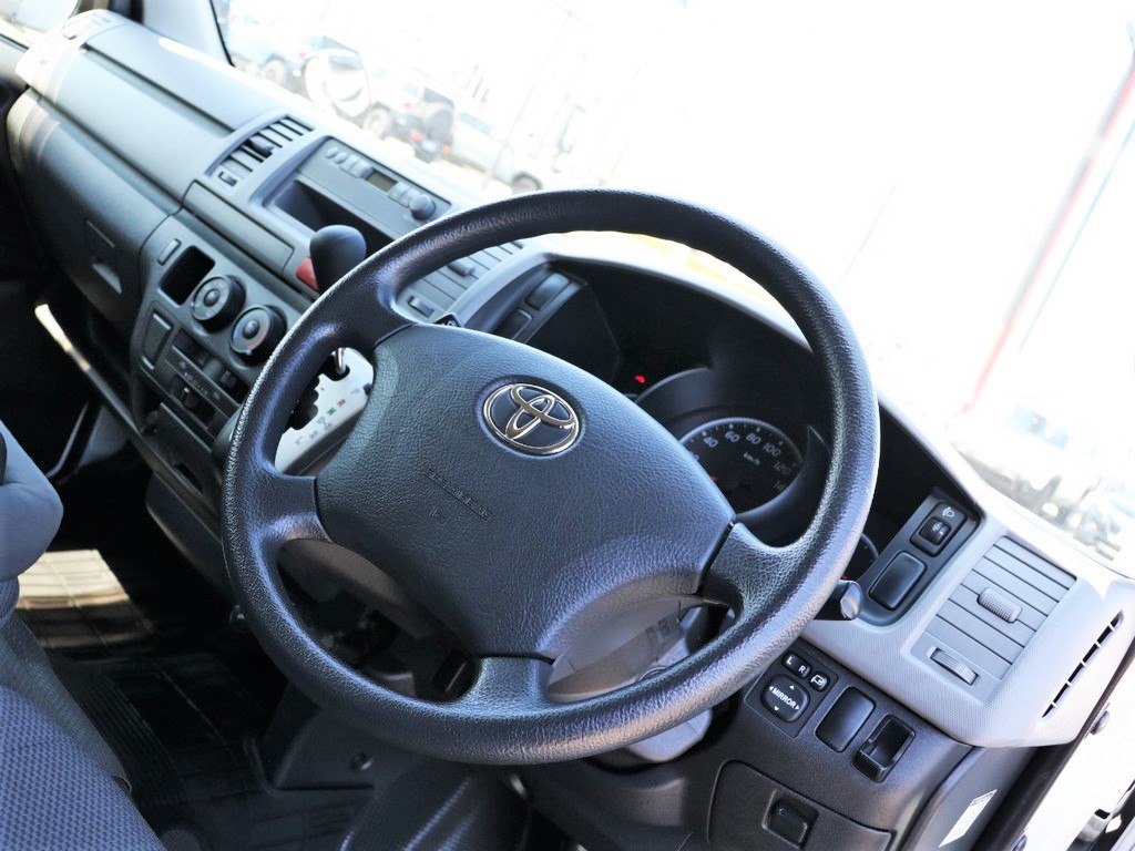 運転席周りもキレイです！シンプルで機能的なキャビン！追加カスタムのご相談もお任せ下さい！