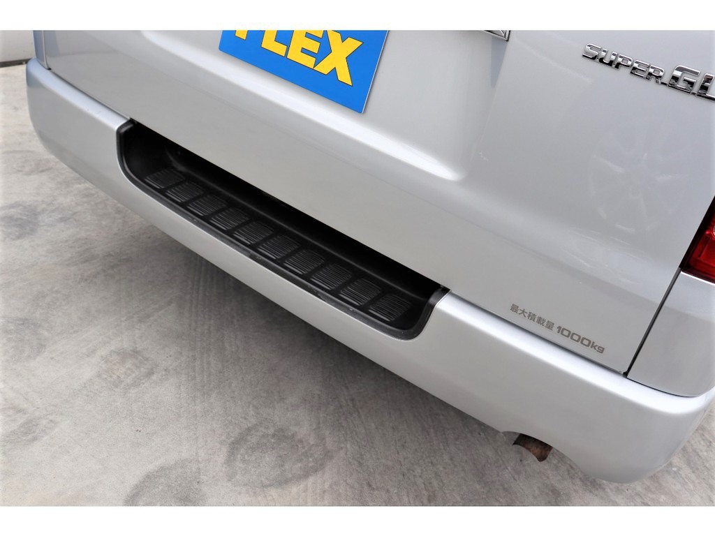 リアバンパーには荷物の積み下ろしに便利なステップ付き！