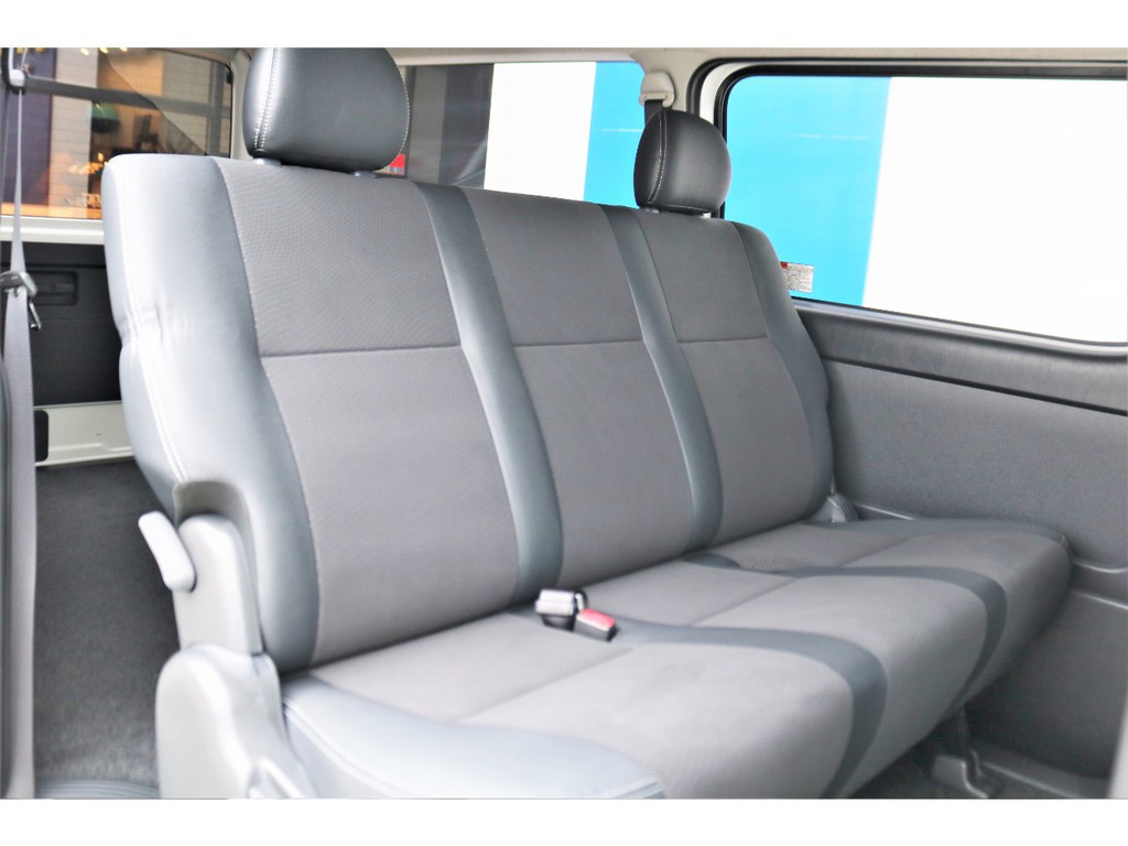 特別仕様車専用ハーフレザーシートはデザインはもちろん座り心地良いですよ！！