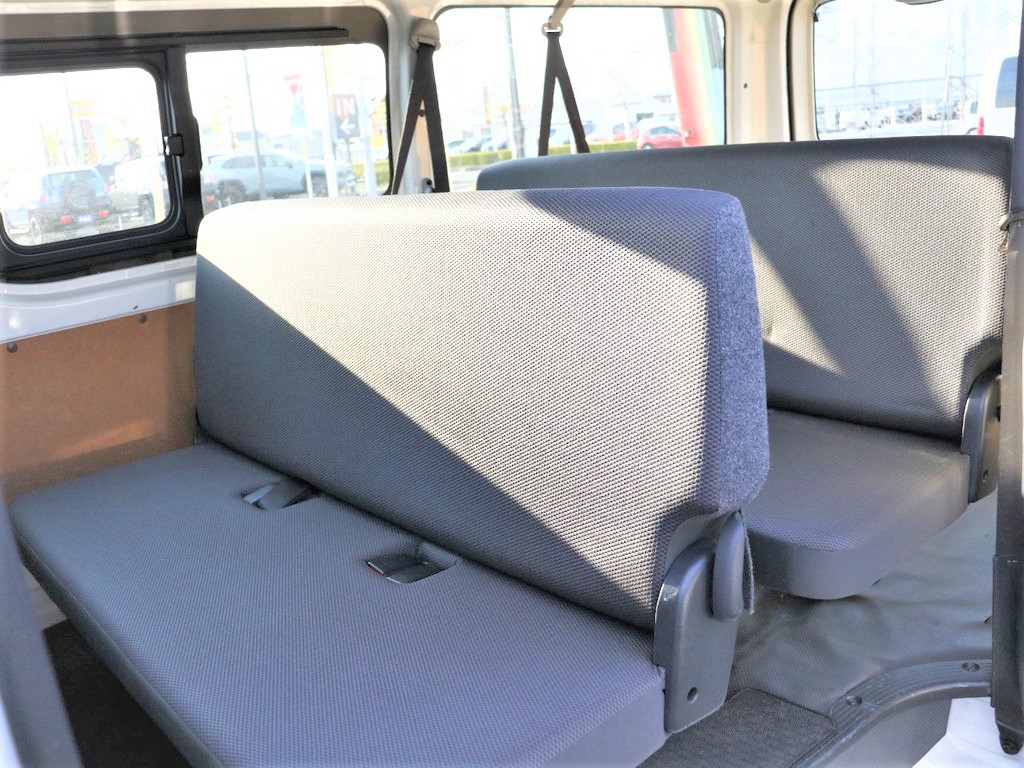 後部席はなんと６人の乗車が可能！！