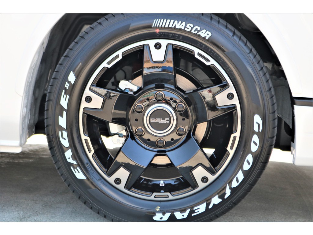 足元にはＤＥＬＦ０３ １７インチＡＷにナスカーホワイトレタータイヤをチョイス！！