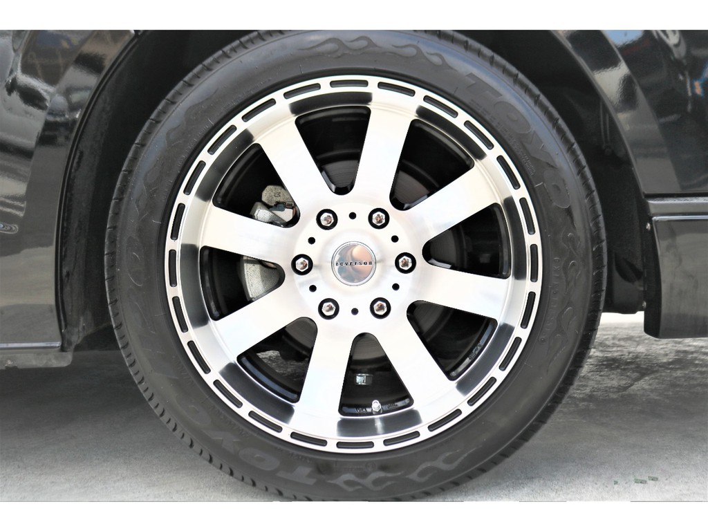 足元にはレベルソン １８インチＡＷ＆ＴＯＹＯ Ｈ２０タイヤをチョイス！！