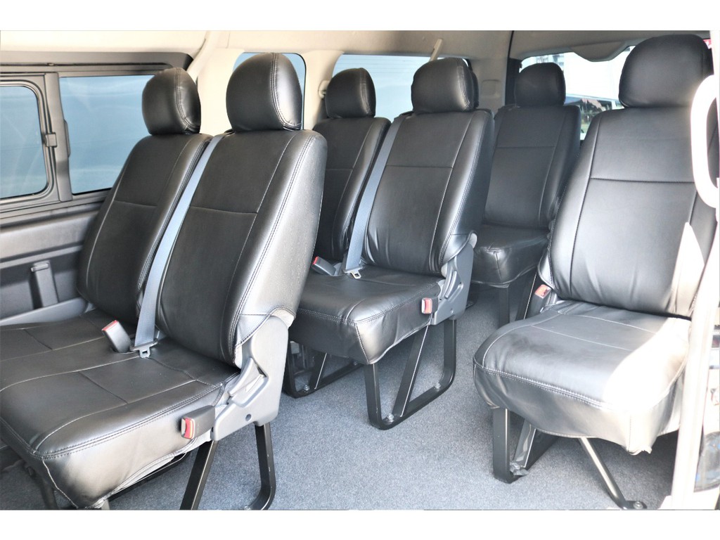 １０人乗車ができるからお友達や家族とアウトドアや送迎のお車としても利用が可能ですよ！！