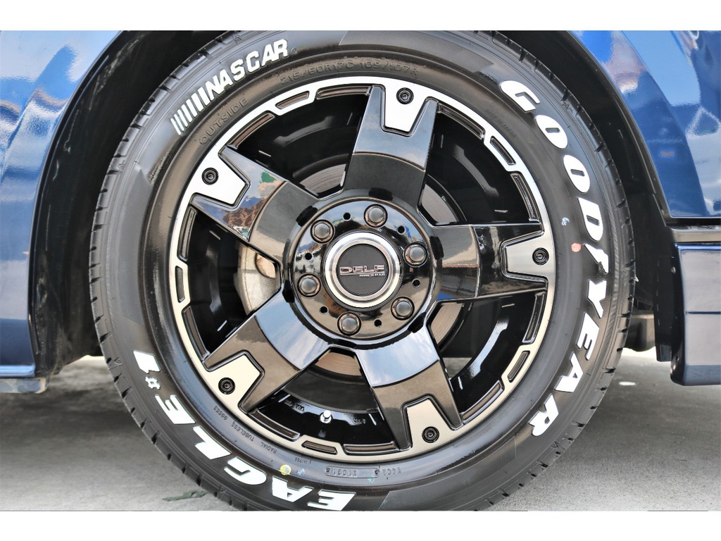 足元にはオリジナルＤＥＬＦ０３ １７インチＡＷにナスカーホワイトレタータイヤをチョイス！！