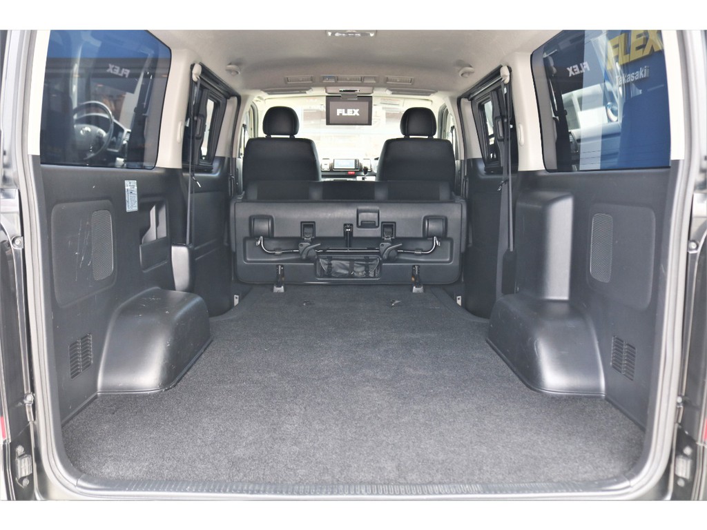 ハイエースのラゲッジスペースはとっても広い！！車中泊用にベッドキットの取り付けもＯＫ！！ご相談下さい！