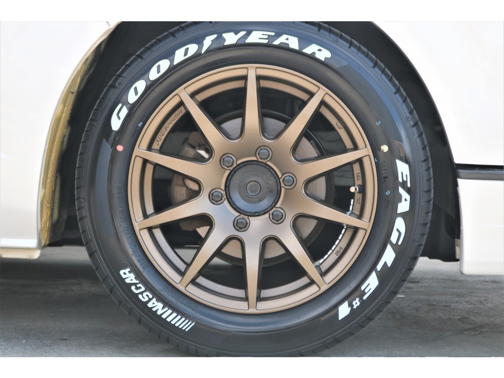足元にはマットゴールドのフェニーチェＸＣ１０ １７インチＡＷにナスカーホワイトレタータイヤをチョイス！！