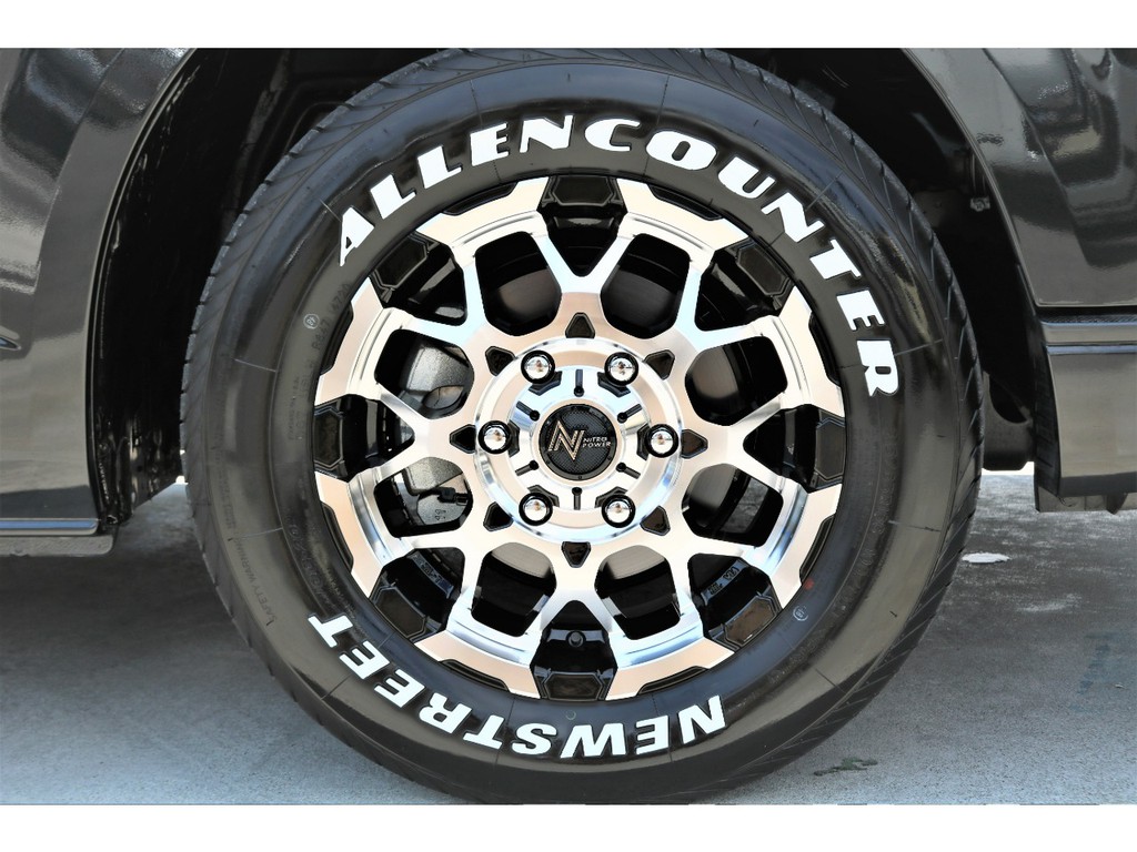足元にはナイトロパワーＭ２８ＢＵＬＬＥＴ１６インチＡＷにＡＬＬＥＮＣＯＵＮＴＥＴＲタイヤをチョイス！！
