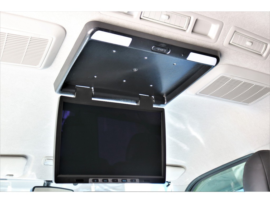 フリップダウンモニター搭載！！後席の方もＤＶＤ・テレビの視聴が可能！