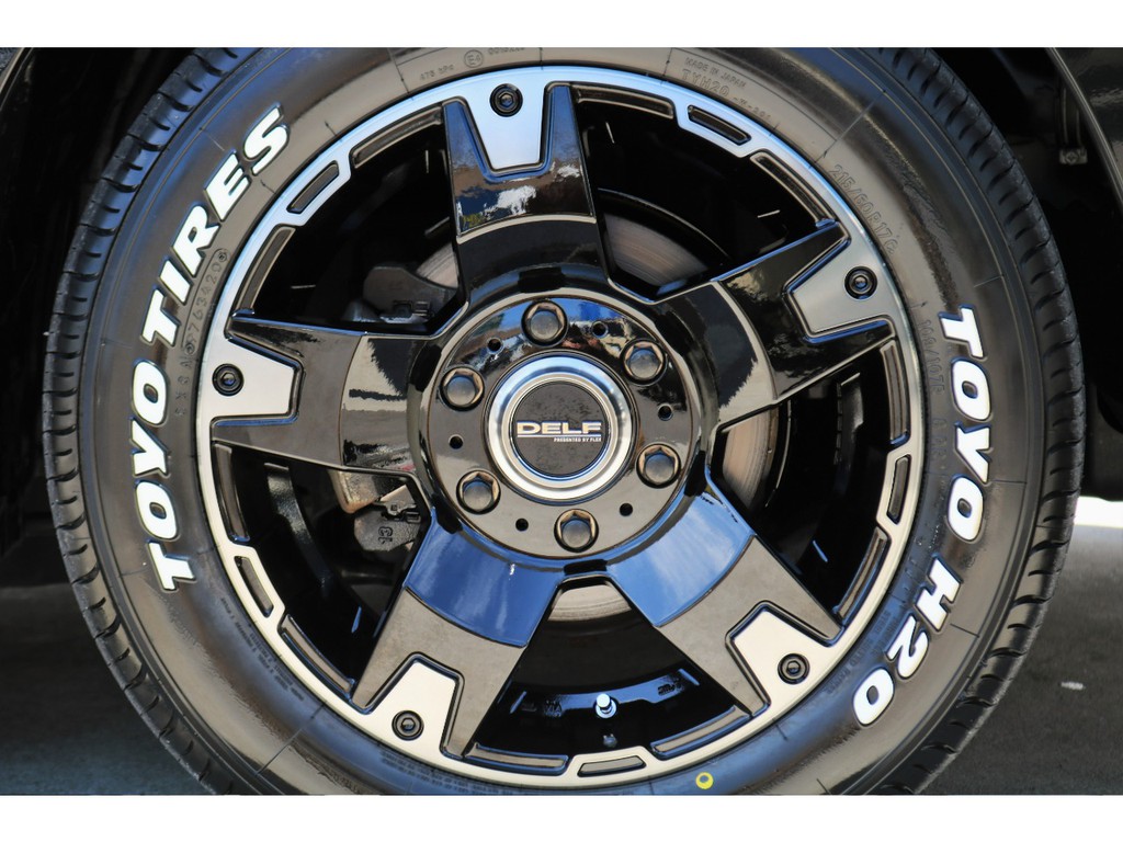 足元にはＤＥＬＦ０３ １７インチＡＷにＴＯＹＯ Ｈ２０タイヤをチョイス！！