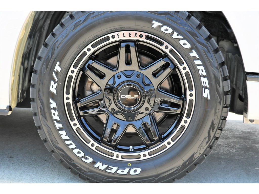 足元にはオリジナルＤＥＬＦ０４ １６インチＡＷにＴＯＹＯオープンカントリーＲ／Ｔタイヤをチョイス！！