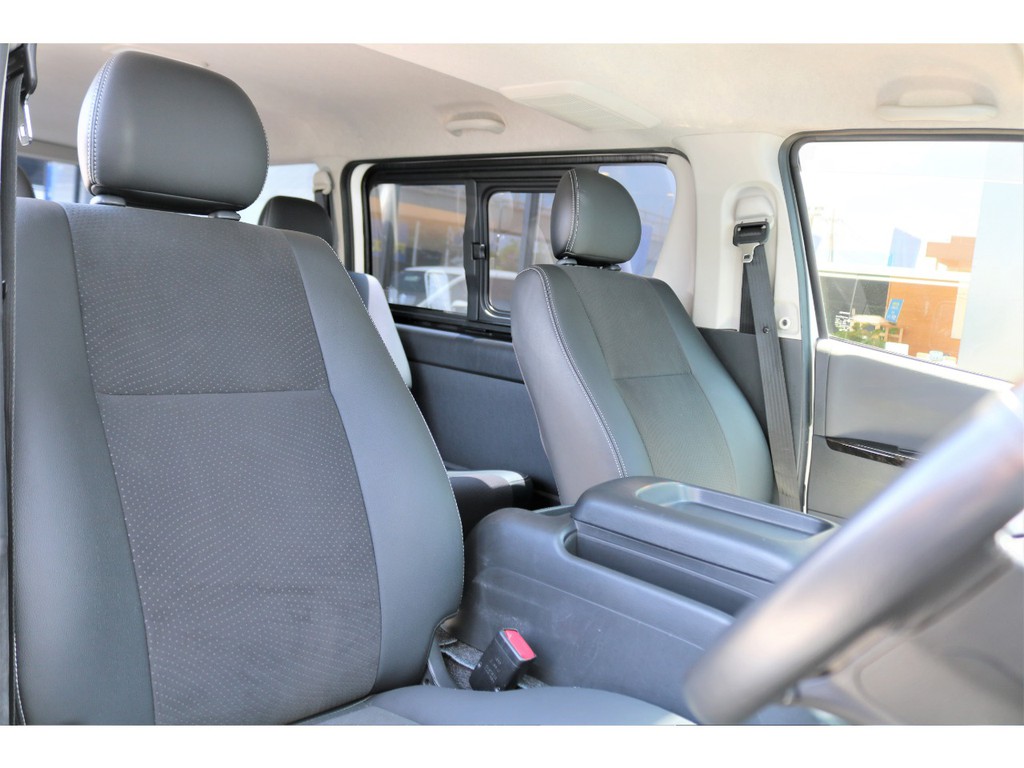 特別仕様車専用グレーハーフレザーシート完備！！