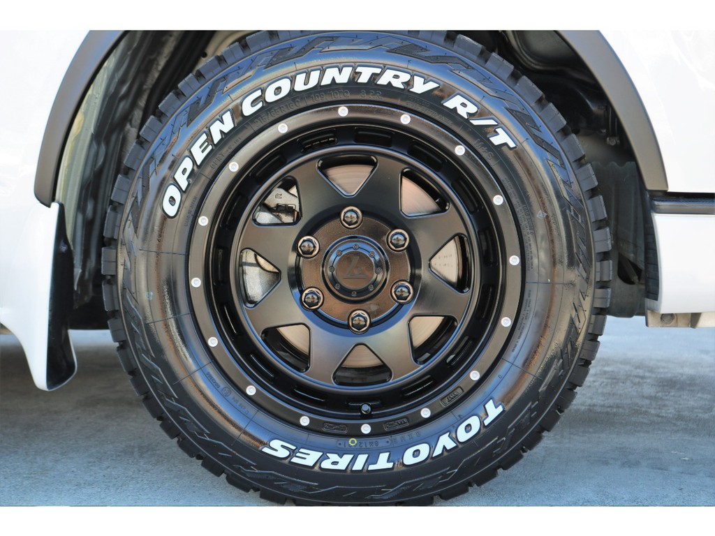 足元にはアゲ系カスタムには欠かせないブロックタイヤのＴＯＹＯオープンカントリーＲ／Ｔ＆レオウィング １６インチＡＷをチョイス！！