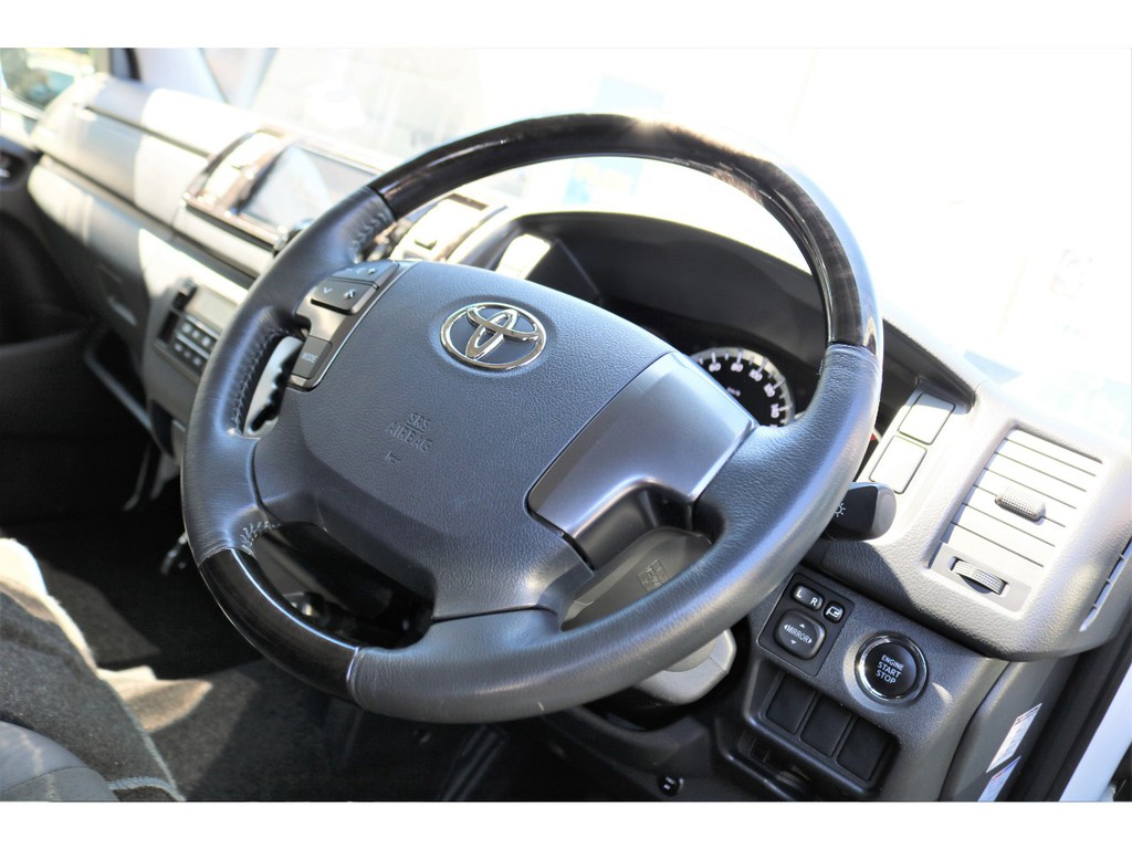 特別仕様車専用ステアリング！！おしゃれなデザイン！