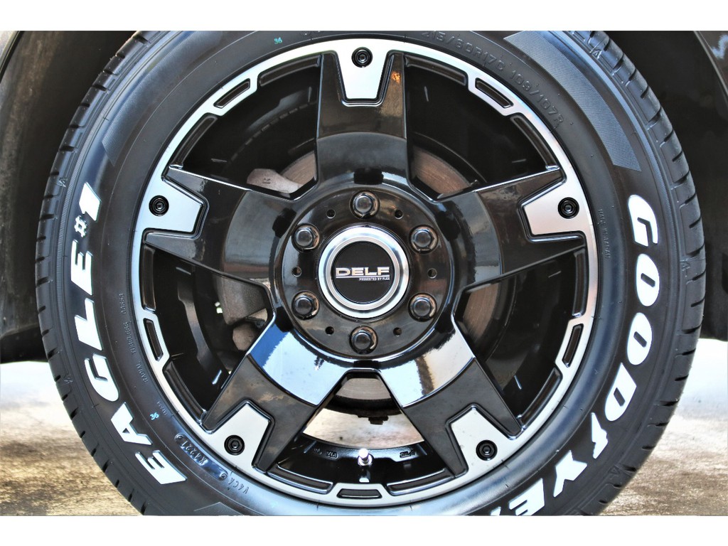 足元にはＤＥＬＦ０３ １７インチＡＷにナスカーホワイトレタータイヤをチョイス！！