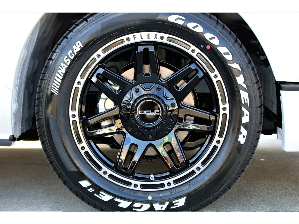 足元にはオリジナルＤＥＬＦ０４ １７インチＡＷ＆ナスカーホワイトレタータイヤをチョイス！！