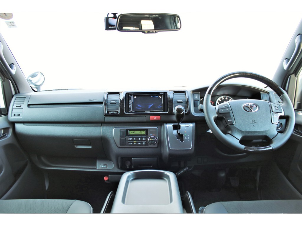 特別仕様車専用装備の充実した内装は高級感があり、もちろん機能性も良いですよ！！