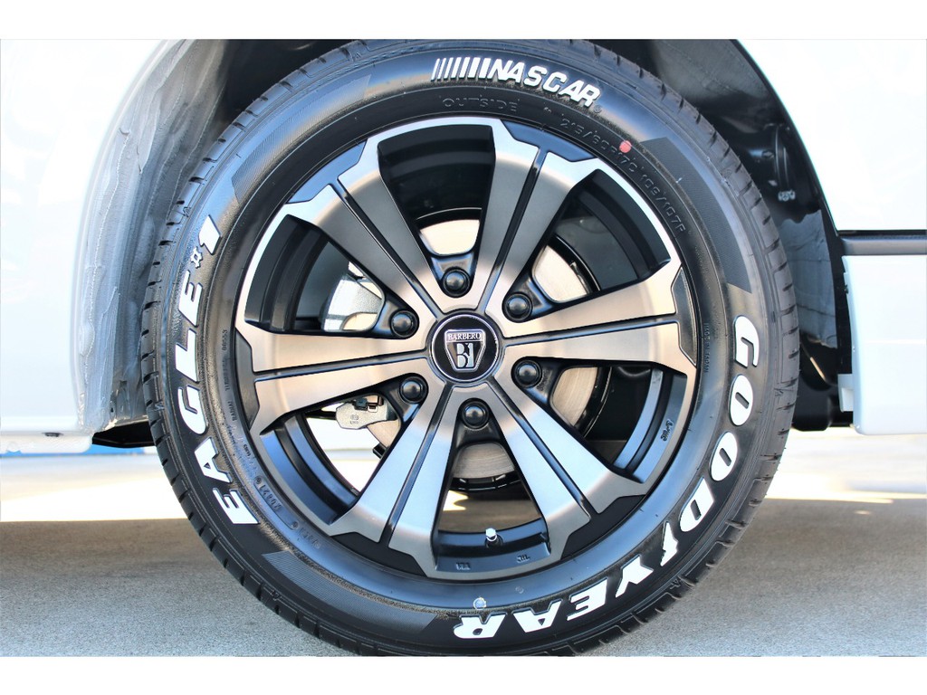 足元にはオリジナルカラーバルベロＵＧ１７インチＡＷにグッドイヤーナスカーホワイトレタータイヤをチョイス！！
