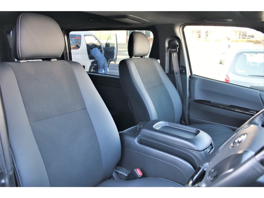 特別仕様車専用グレーハーフレザーシート完備！！
