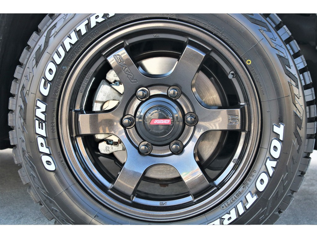 足元にはダークカラーがかっこいいＲＡＹＳグラムライツ５７ＤＲ－Ｘ２（ブラックグラファイト）１６インチＡＷ＆ＴＯＹＯオープンカントリーＲ／Ｔタイヤをチョイス！！
