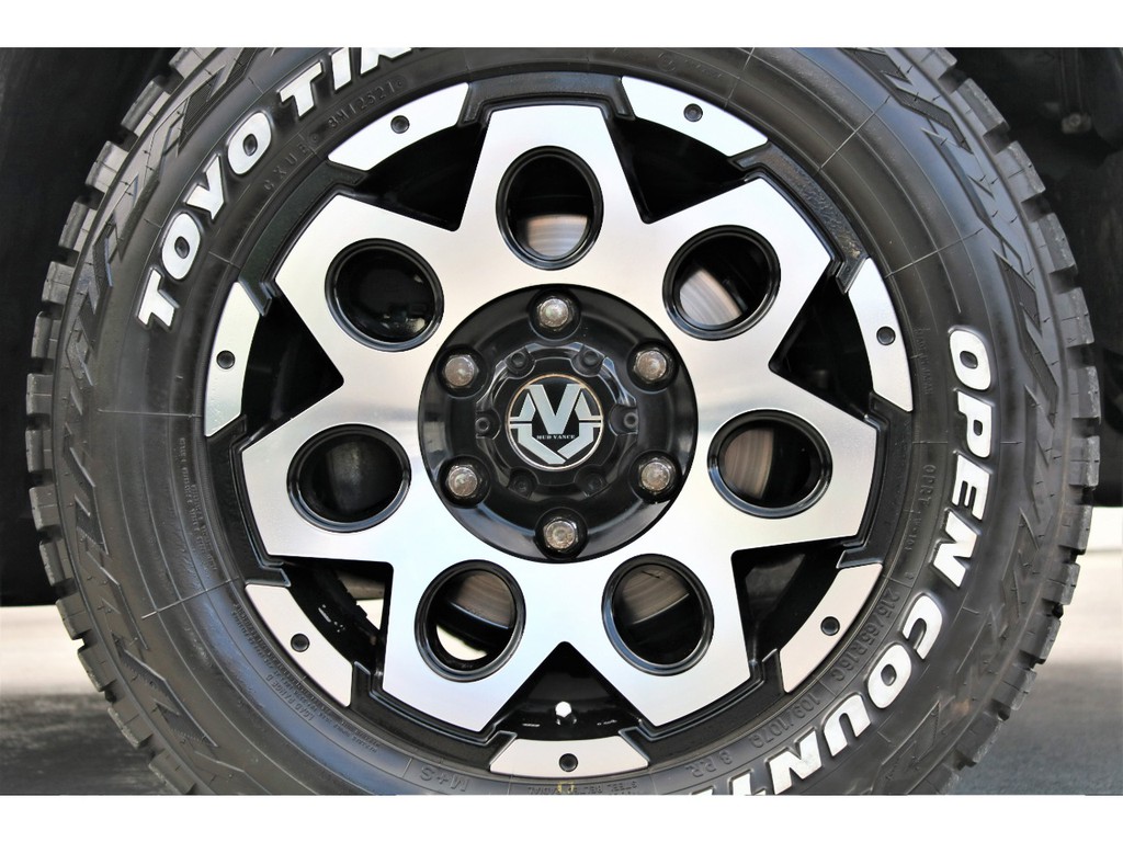 足元にはＭＡＤ VANCE０３＆１６インチＡＷ＆TOYOオープンカントリーＲ／Ｔタイヤがカスタム済みとなっております！！