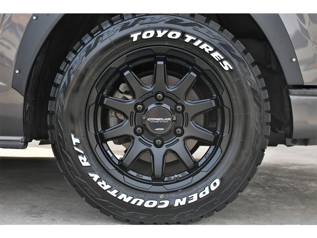足元にはＣＩＲＣＬＡＲ Ｃ１０Ｘ１６インチＡＷ＆ＴＯＹＯオープンカントリーＲ／Ｔタイヤで足元もブラックワイルドに決まっています！！