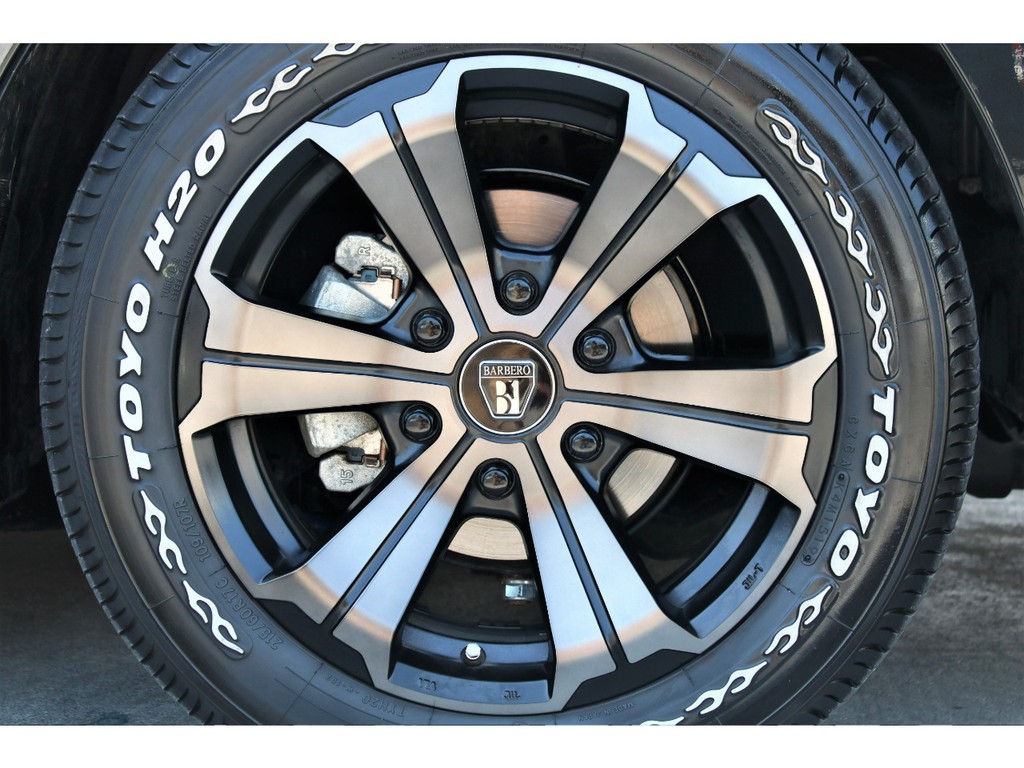 足元にはオリジナルカラーバルベロＵＧ１７インチＡＷ＆ＴＯＹＯＨ２０タイヤをチョイス！！ガリ傷等無くとても綺麗な状態です！
