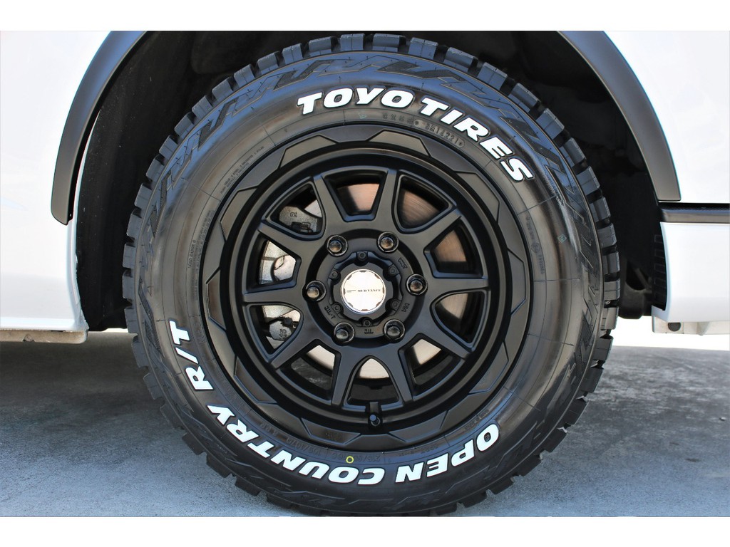 足元にはＴＯＹＯオープンカントリーＲ／Ｔタイヤ＆ＭＵＤＶＡＮＣＥ１６インチＡＷをインストール！！