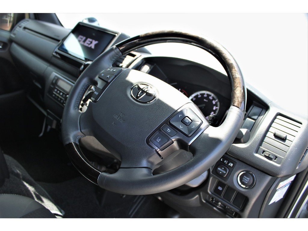 ステアリングリモコンは特別仕様車標準装備！！おしゃれなマホガニー調ステアリング！