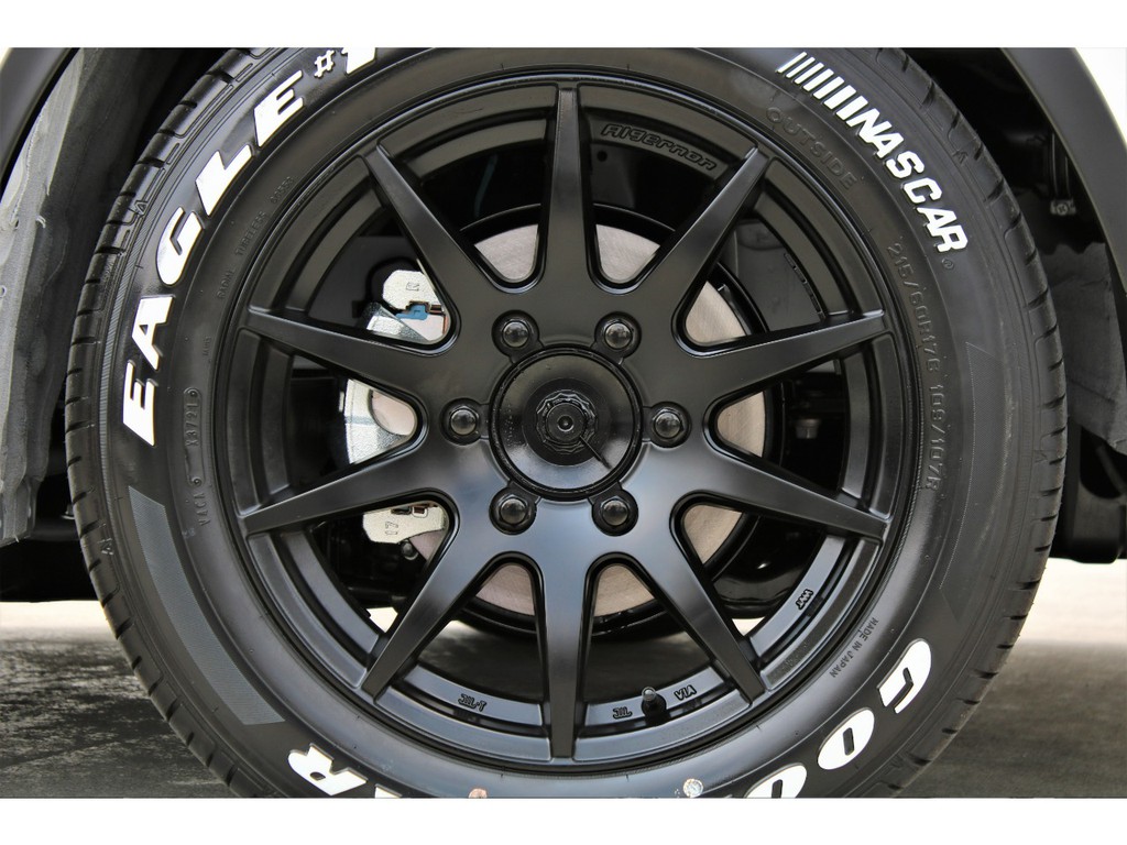 足元にはフェニーチェＸＣ１０ １７インチＡＷ＆グッドイヤーナスカーホワイトレタータイヤをチョイス！！