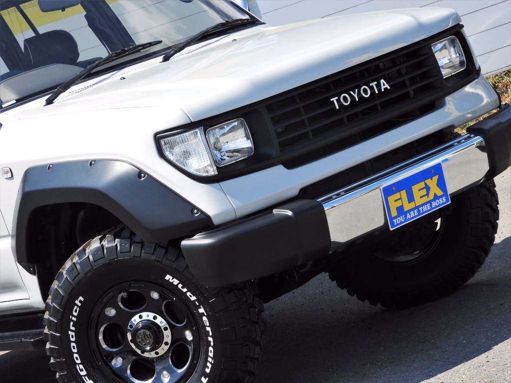 ７８プラドの顔つきをオマージュしております！古い車は確かにカッコイイですが、故障のリスクや使い勝手の悪さもつきものですからね・・・。