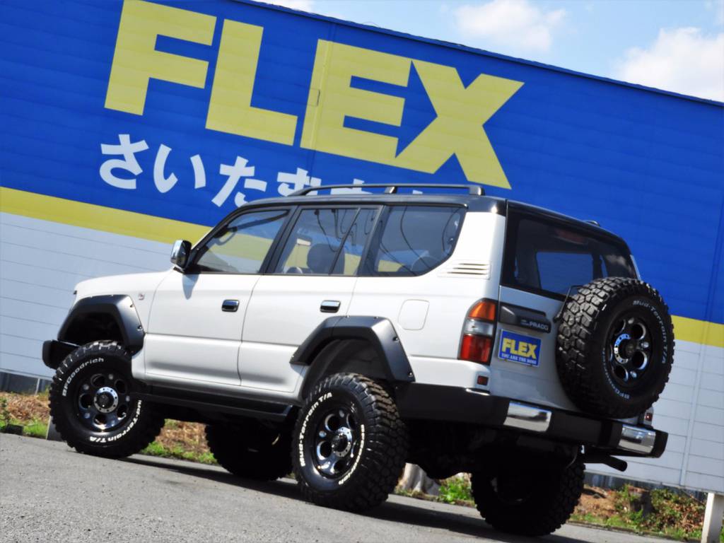 こう見えて３列シート・８人乗りの車両になります！普通のミニバンでは飽き足らないお客様へもオススメです(^^)/