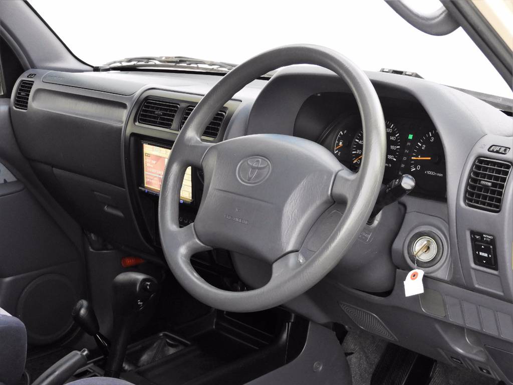 プラドは大切に乗られていた車が多く、内装の程度も良好ですね！