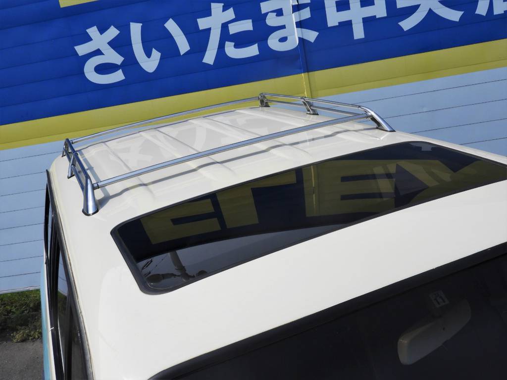 嬉しいサンルーフ付き＆ルーフレール搭載です♪夏のお出かけが楽しみになりますね！！
