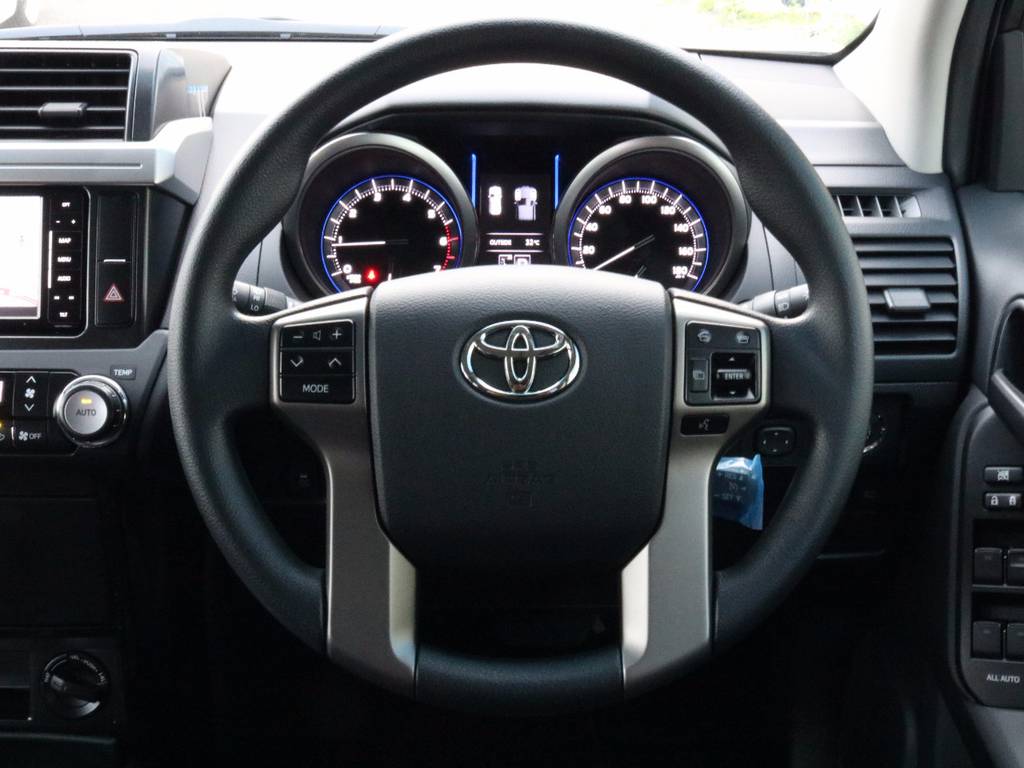 通常は設定のないステアリングスイッチと、クルーズコントロールを特別装備！もちろんトヨタ純正品です！