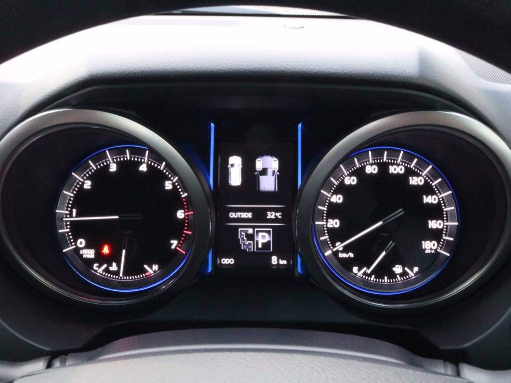 マルチインフォメーションディスプレイやデジタルメーターは上品かつ先進の装備ですね！