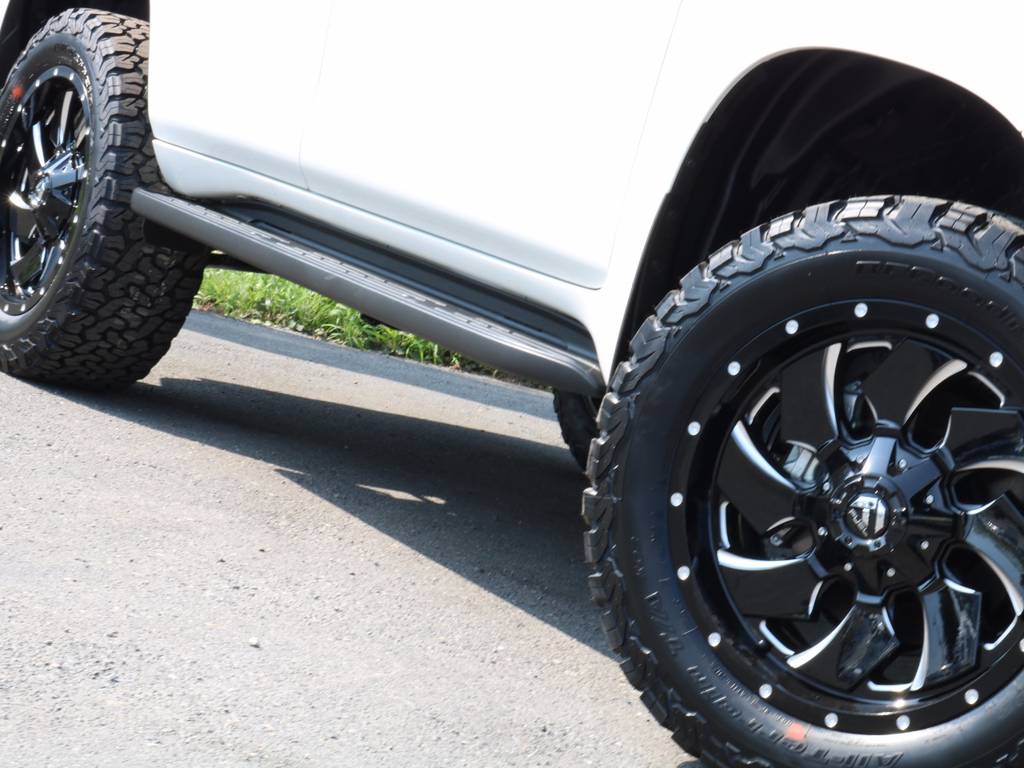 足元は、ＦＵＥＬ２０インチアルミ×グッドリッチＡＴタイヤ★２インチリフトアップも施工済みです！リフトアップやオフロードタイヤの乗り心地など気になりますよね？お気軽にお問い合わせください！