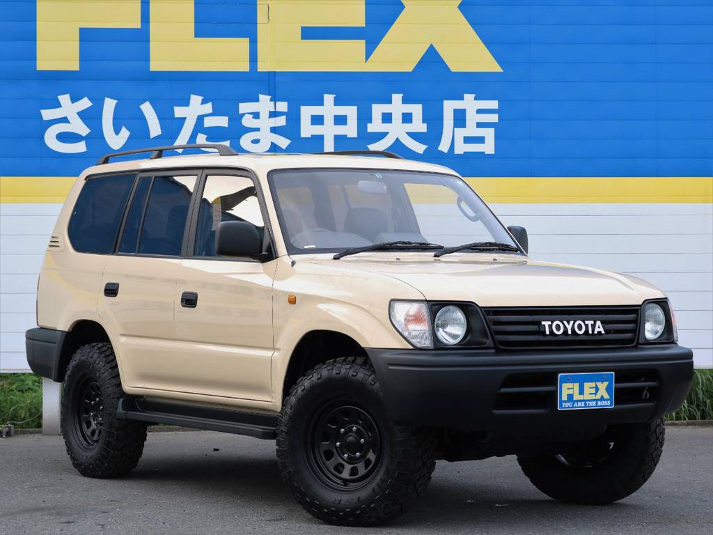 こう見えて、３列シート・８人乗りのお車です！普通のミニバンでは飽き足らないお客様にもオススメです(^^)/