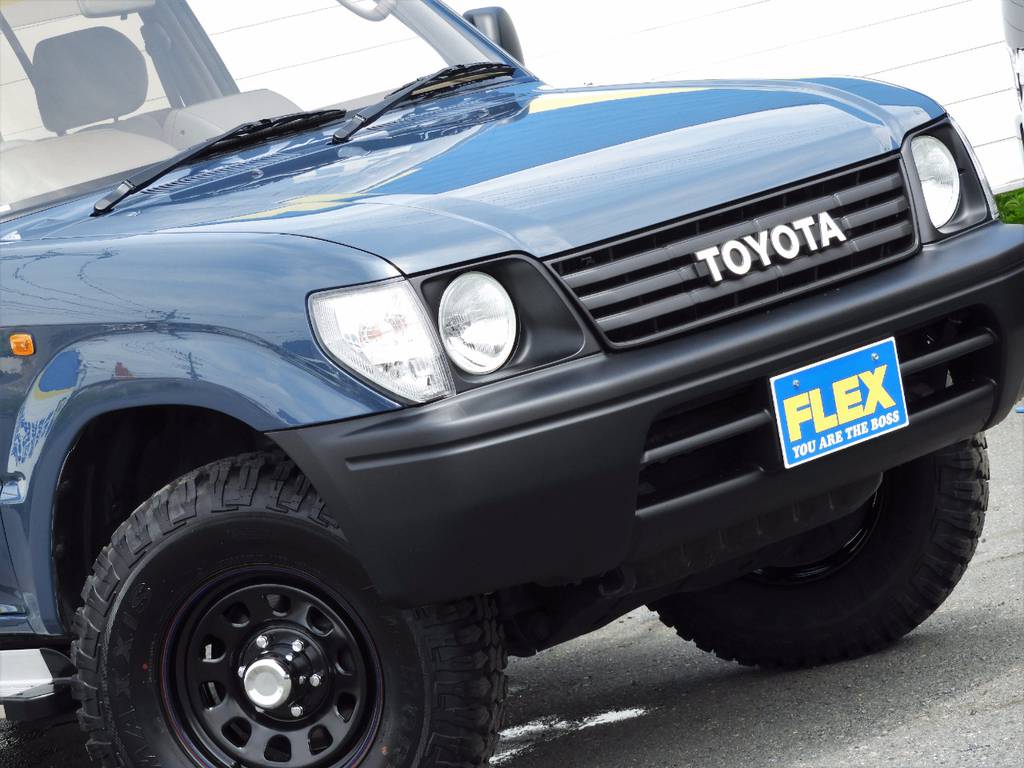 ９０（ショートボディ）プラド用純正丸目ヘッドライトを新品装着しております！ナローボディ×丸目ヘッドライトのスタイルが大変人気です(^^)/