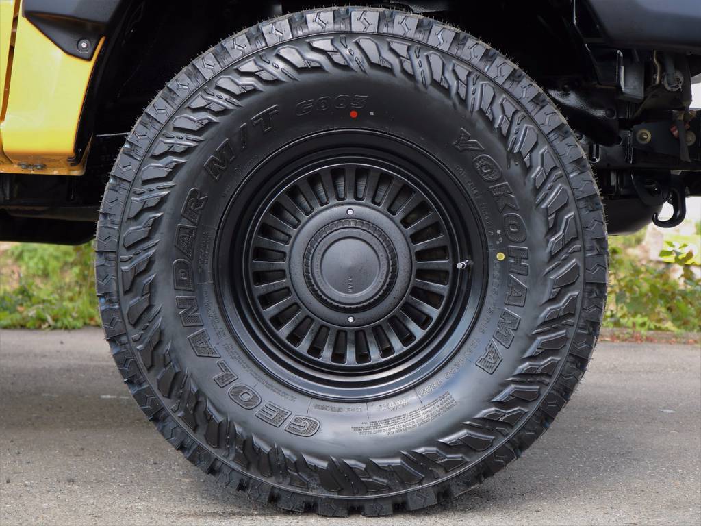 足元は、こだわりのYOKOHAMAジオランダーMTタイヤ×DEANカリフォルニア１６インチアルミを新品装着(^^♪　国産タイヤですので、高性能かつ乗り心地にも優れます！！