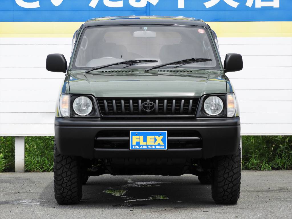 ナローボディですと、ノアやセレナ、ステップワゴンと同じ５ナンバーサイズの全幅になります！運転に自信のない方でも安心してお乗り頂けるランクルです☆