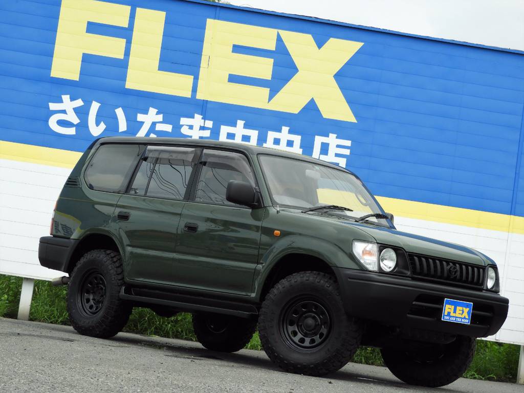 こう見えて、３列シート・８人乗りのお車です！普通のミニバンでは飽き足らないお客様にもオススメです(^^)/