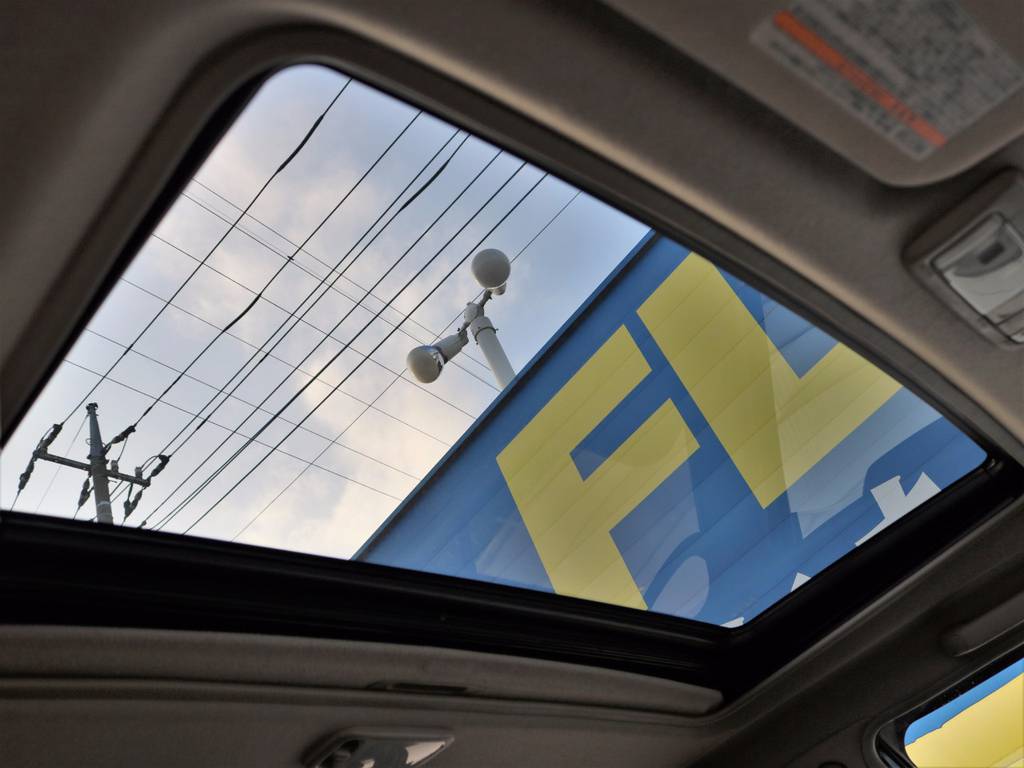 嬉しいサンルーフ付き♪車内が明るくなり、風通しも良くなるので爽快なドライブが演出されます☆