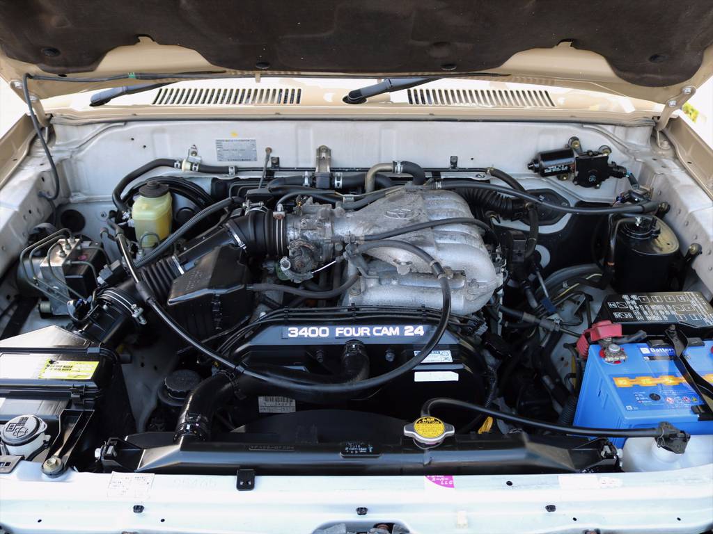 パワーと静粛性に優れ、上級エンジンの優位性を感じられる３．４リッターＶ６エンジンです！！ランドクルーザーと名の付く以上、１０万ｋｍの走行など序の口です♪