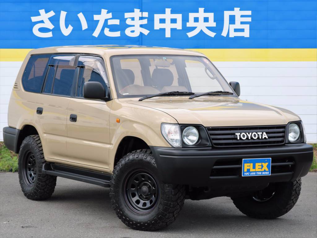こう見えて、３列シート・８人乗りのお車です！普通のミニバンでは飽き足らないお客様にもオススメです(^^)/