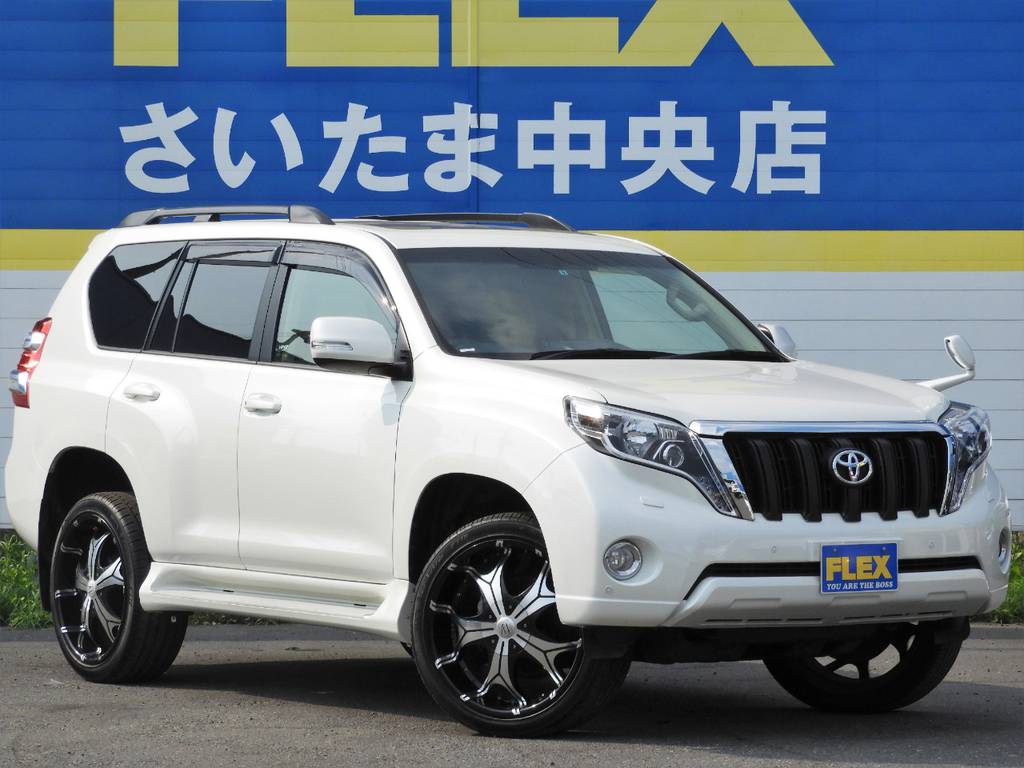 ＬＥＤヘッドランプも装備しております(^^♪　社外２２インチＡＷもかっこいいですね！