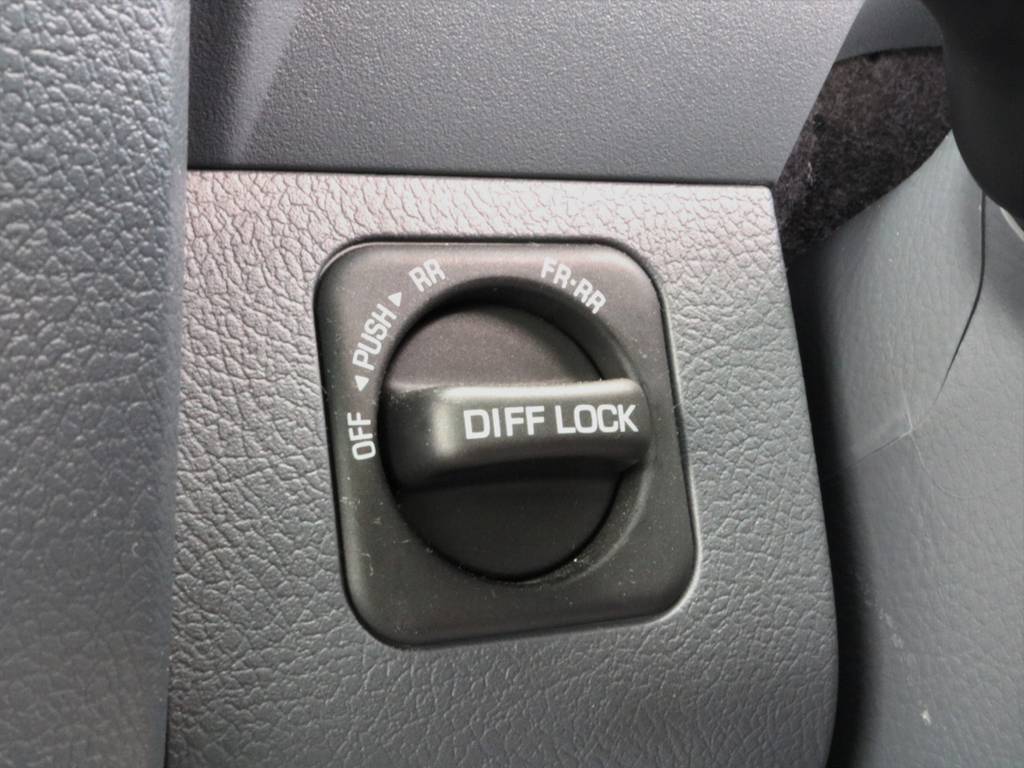 後付け不可能な純正メーカーオプションの「前後デフロック」も装備してますよ(^^♪　リセールバリューを考えれば、必須といっても過言ではありません！
