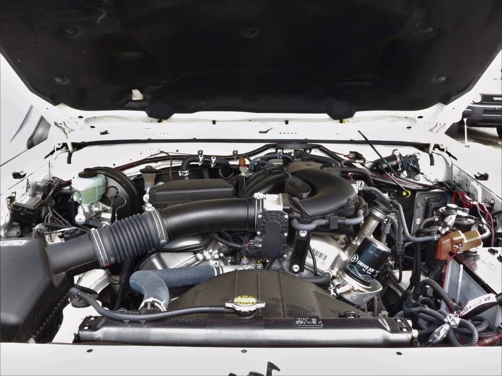 エンジンは１５０系前期型プラド最上級グレードやＦＪクルーザーにも搭載された、信頼と実績の４．０リッターＶ６エンジン★排気量は大きいですが、１ナンバー登録のため年間の自動車税は僅か１６千円です！！